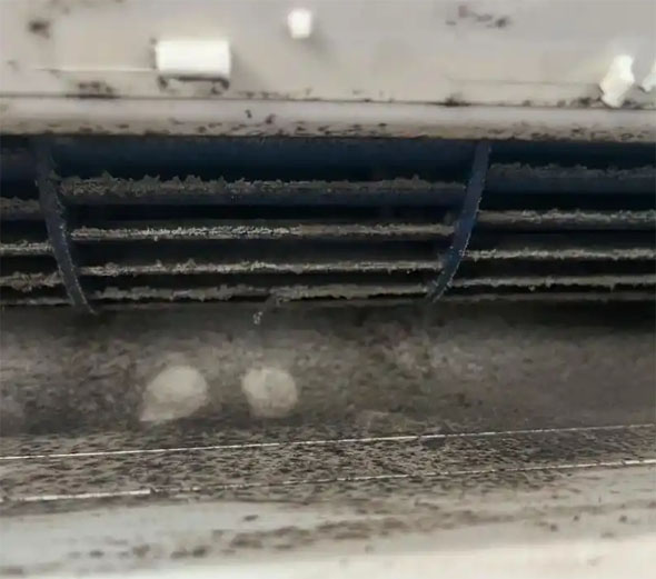 港闸空调吹的风有股烧焦味是怎么回事